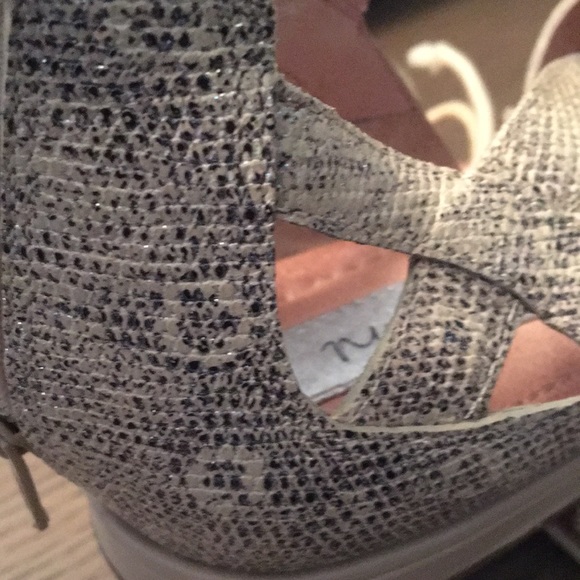 10M LEATHER UPPER NURTURE BACK ZIP & TIE SILVER GOLD & BLACK PATTERN SANDALS - Picture 8 of 8